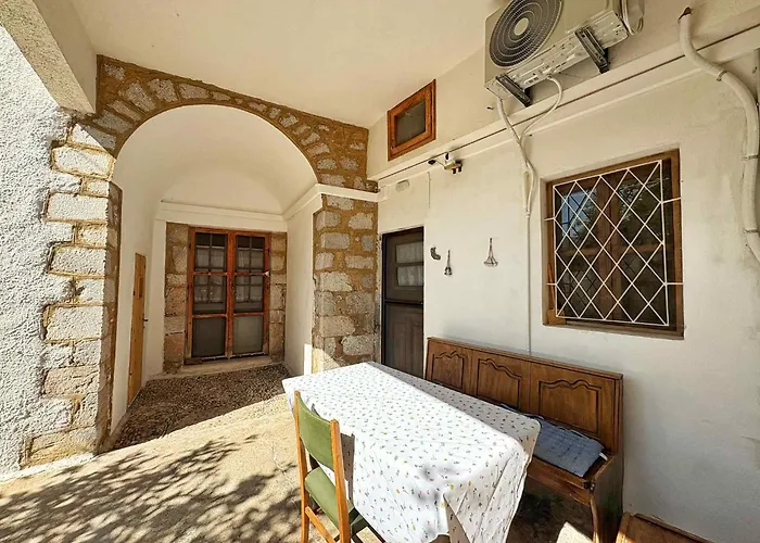 Το Σπίτι Του Καντήλα * Leonídion